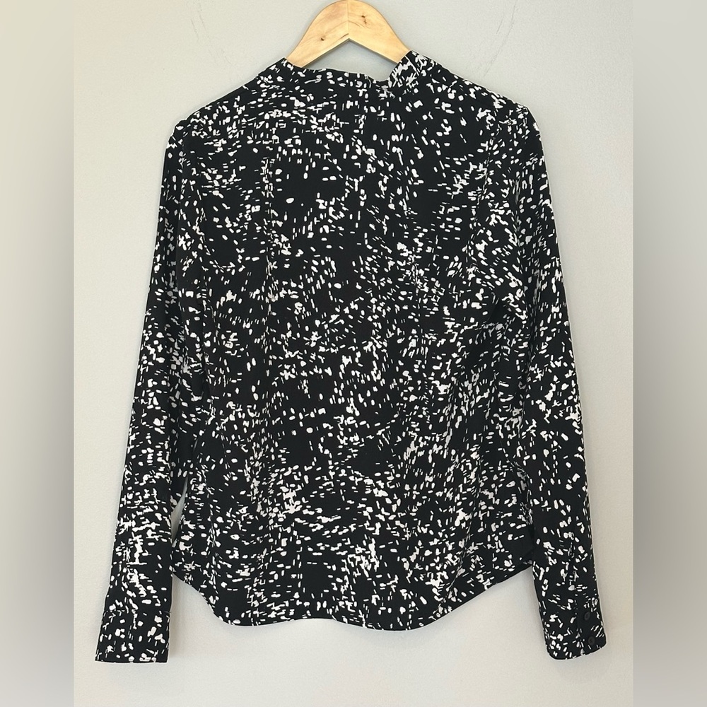 Halogen Black and White Patterned Blouse. Size Small - Picture 4 of 5